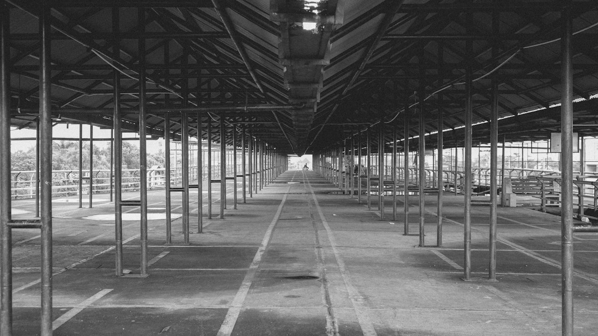 Almacén industrial con estanterías